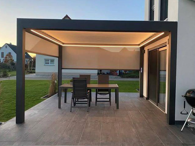 Maßgefertigtes Aluminium-Terrassendach an einem Einfamilienhaus