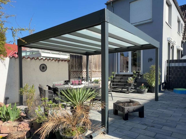 Moderne Terrassenüberdachung mit Sicherheitsglas